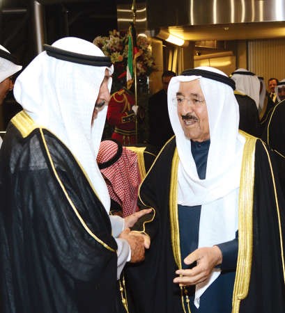 صاحب السمو مصافحا الشيخ جابر العبدالله 