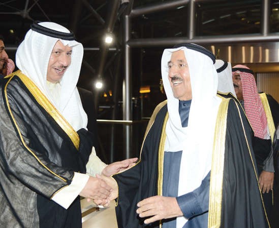 صاحب السمو الامير الشيخ صباح الاحمد مصافحا سمو رئيس الوزراء الشيخ جابر المبارك