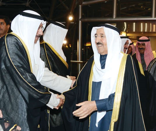 صاحب السمو مصافحا الشيخ شملان العبدالعزيز 