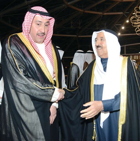 صاحب السمو مصافحا الشيخ فيصل الحمود