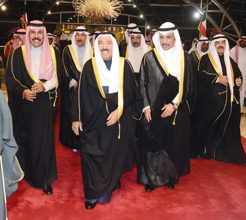 صاحب السمو الامير الشيخ صباح الاحمد لدى عودته امس وفي استقباله سمو ولي العهد الشيخ نواف الاحمد ومرزوق الغانم والشيخ جابر العبدالله وسمو الشيخ ناصر المحمد والشيخ شملان العبدالعزيز