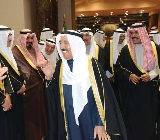 سمو الامير يحيي مستقبليه في المطار 