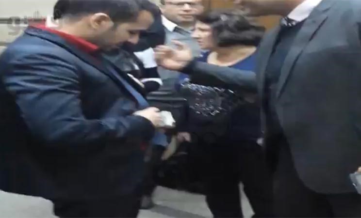 بالفيديو.. صافيناز: "محامي عايز يطردني لأنه طلب مني حاجات وحشة ومرضيتش" .. ومحاميها يوزع الاموال بعد براءتها 