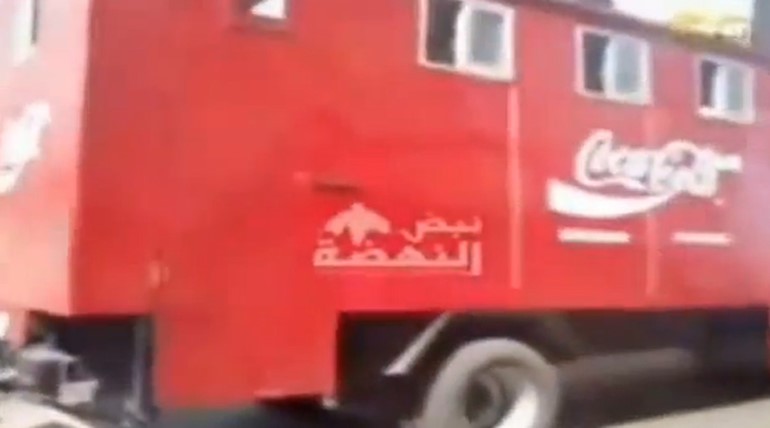 بالفيديو.. شعار "كوكاكولا" على حافلة أمنية مصرية يثير الاستغراب ... والشركة تحتج 