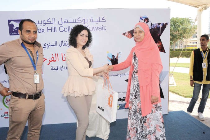 الزميلة فيروز فخر الدين تسلم جائزة الانباء لاحدى الفائزات﻿