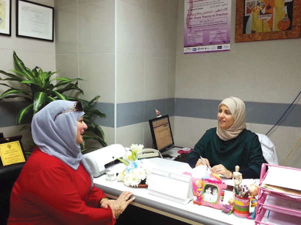  د اديبة الحرز متحدثة الى الزميلة حنان عبدالمعبود