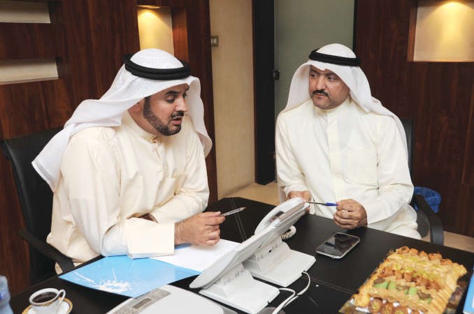 العازمي مع سكرتير تحرير الشؤون البرلمانية الزميل حسين الرمضان