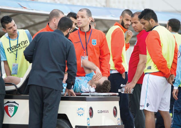 مدافع كاظمة البرازيلي كماتشو لحظة خروجه من الملعب﻿