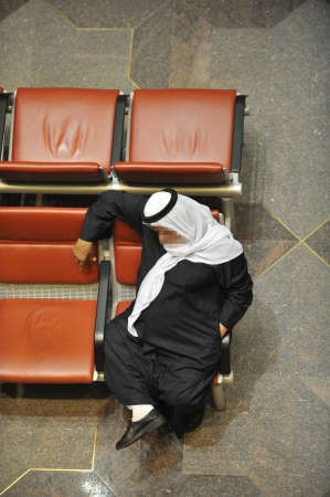 متداول في قاعة البورصة الكويتية يغفو بعد ان مل ضعف التداولات	متين غوزال﻿