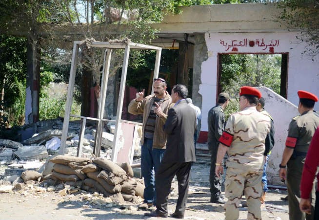  عسكريون مصريون يتفقدوننقطة التفتيش التي قتل عندها 6 من زملائهمبالقاهرة امس 	 افپ﻿