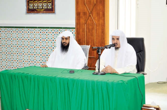 دعبدالله الشريكة يلقي المحاضرة