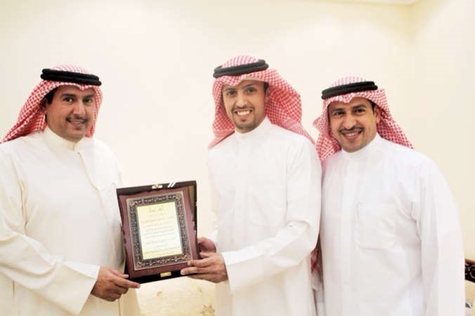 علي عبدالرضا يقدم درعا تذكارية للنائب م محمد مروي الهدية
