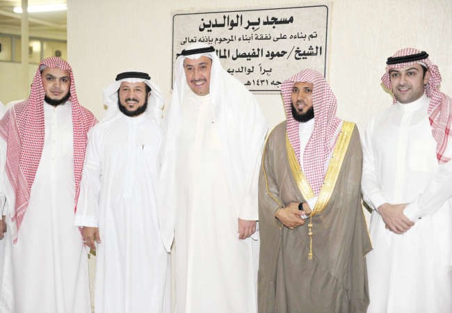 الشيخ فيصل الحمود وامام الحرم المكي الشيخ د ماهر المعيقلي والحضور﻿