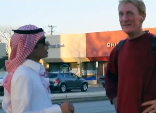 بالفيديو.. مبتعث سعودي يتطوع لمساعدة متشرد أمريكي  