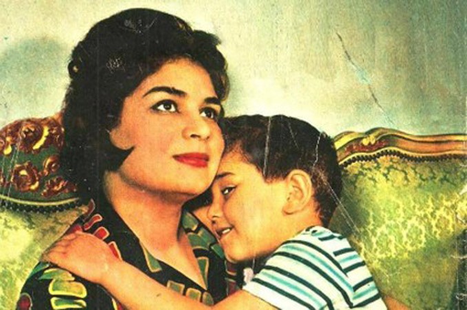كريمة مختار وابنها معتز في صورة نادرة 