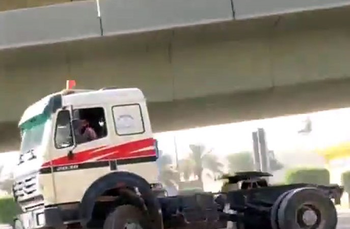 بالفيديو.. قائد شاحنة متهور يثير الاستهجان على طرق جنوب الرياض