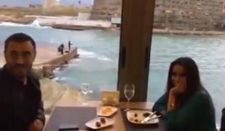بالفيديو.. احتفال كاظم الساهر بعيد ميلاد مساعدته يثير شائعة زواجهما 