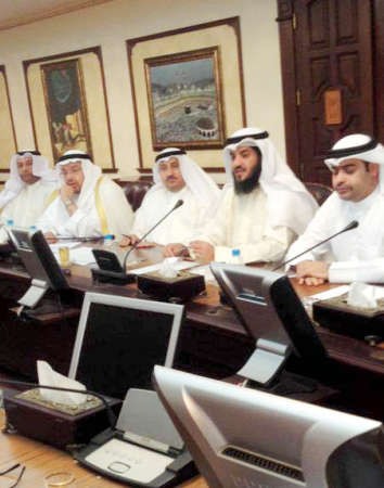 د عادل الفلاح واعضاء بعثة الحج الكويتية خلال الاجتماع﻿