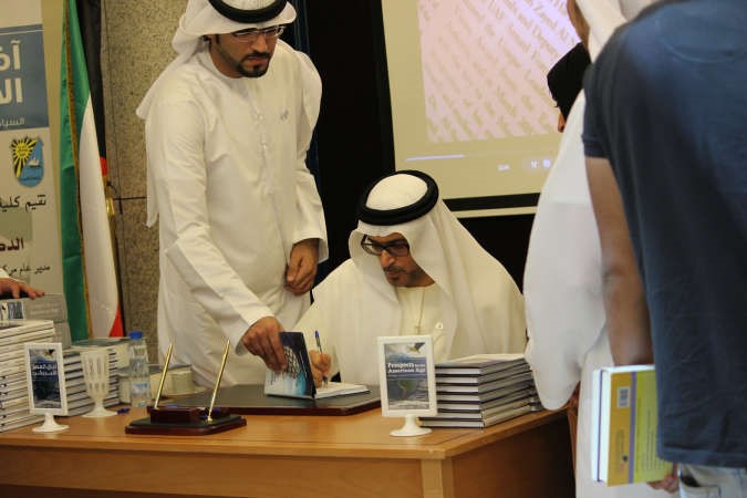 دجمال السويدي خلال توقيع الكتاب 