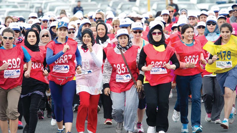 مئات المتسابقات لحظة الانطلاق في سباق الوطني للمشي﻿