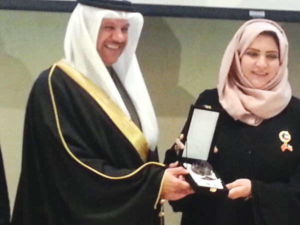 تكريم مريم الحسين لدى فوزها بلقب المخترعة الاولى لدول مجلس التعاون الخليجي﻿