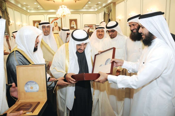 سمو الشيخ ناصر المحمد يهم بتقبيل المصحف الشريف المهدى له من دالمعيقلي 	هاني الشمري﻿
