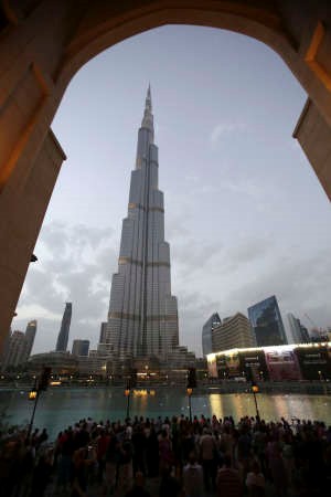 صورة التقطت امس لسياح يلتقطون صورا لبرج خليفة اعلى برج في العالم الذي يقع بقرب دبي مول وذلك عقب اعلان شركة اعمار اكبر مطور عقاري في امارة دبي وبانية برج خليفة عن عزمها طرح 25 من شركة مراكز التسوق التابعة لها للاكتتاب العام وتضم هذه الشركة معالم اساسية ف