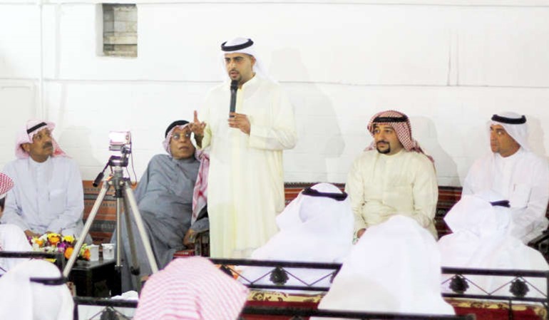 النائب راكان النصف متحدثا خلال اللقاء ويبدو المرشح داود معرفي الى يساره
