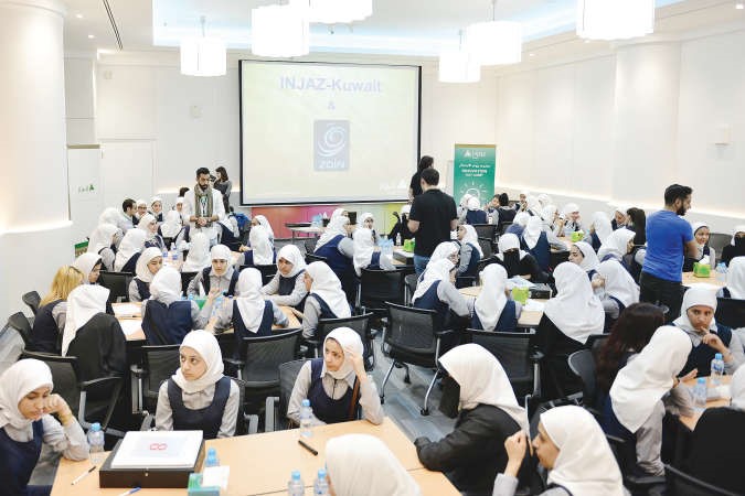 طالبات مدارس الثانوية في برنامج مخيم الابتكار﻿