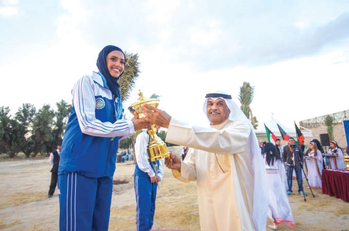 عدنان الابراهيم يسلم الكاس لاحدى البطلات