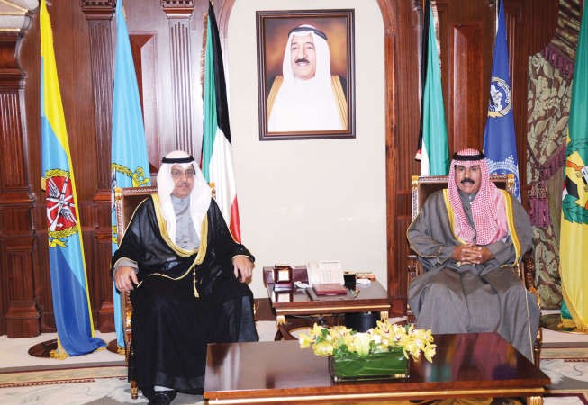 سمو ولي العهد الشيخ نواف الاحمد اثناء استقباله رئيس مجلس الامة بالانابة مبارك الخرينج﻿