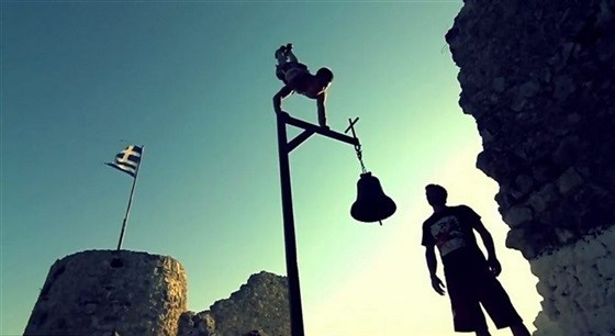 بالفيديو والصور.. مغامر يقف بيديه على حافة أسطح البنايات