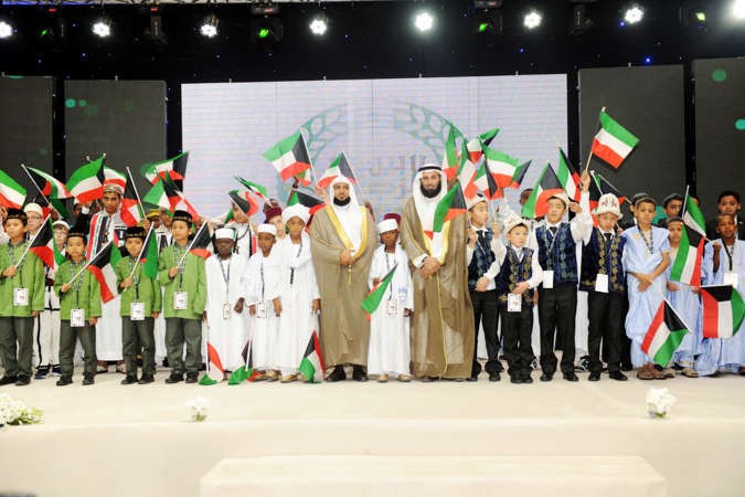 دنايف العجمي ودماهر المعيقلي يتوسطان الايتام المشاركين في المؤتمر محمد خلوصي