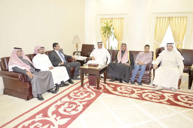 رئيس مجلس الامة بالانابة مبارك الخرينج اثناء استقباله عضو مجلس النواب في المملكة الاردنية الهاشمية سليمان حويلة عيد الزبن والوفد المرافق له بحضور جمال العمر﻿