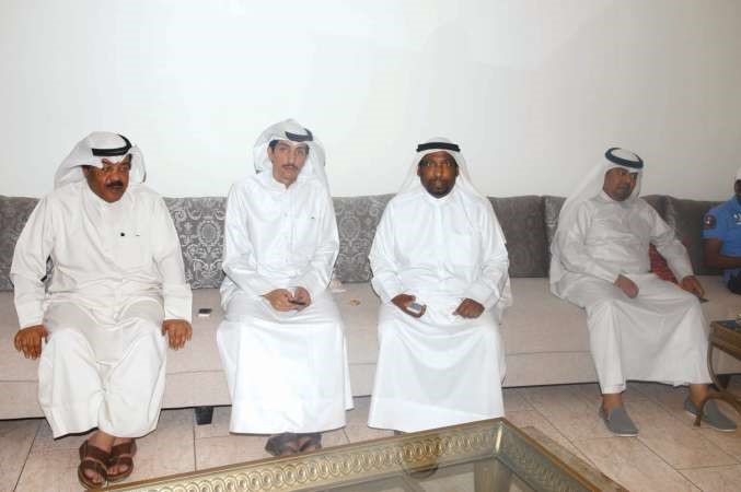 الزميل علي الرندي مع بعض الحضور خلال الديوانية ويبدو الزميل عبدالله الراكان