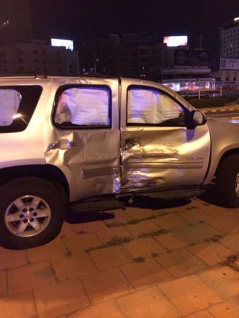  مركبة الوافدة وتبدو اثار الاصطدام 