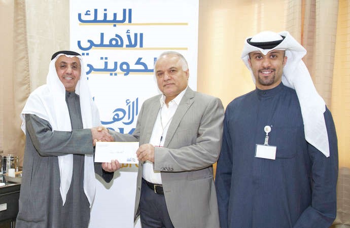 فوزي الثنيان مقدما شيك الدعم