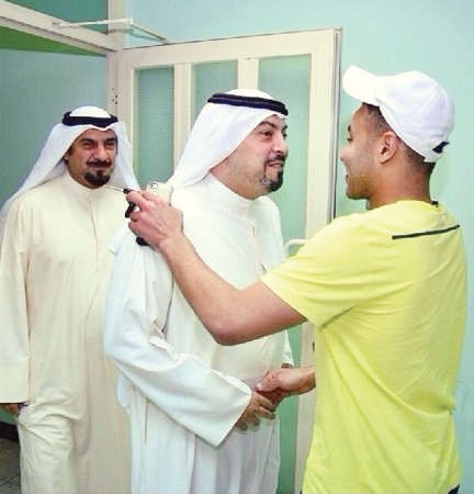 الشيخ طلال الفهد اثناء زيارته النادي العربي ويبدو طلال نايف وحسين معرفي﻿
