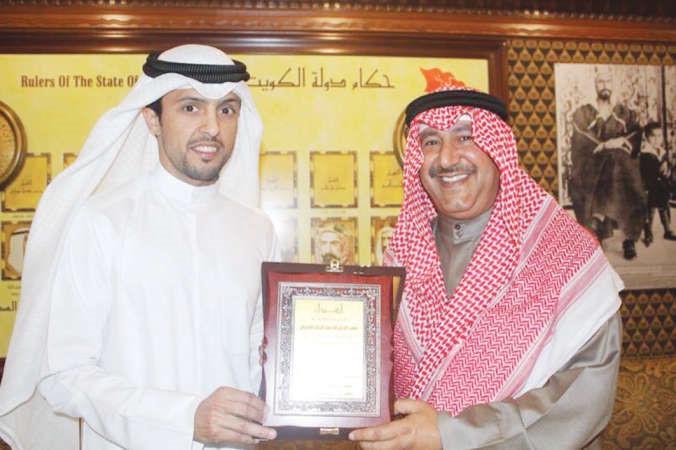 علي عبدالرضا يقدم درعا تذكارية للشيخ فهد الجابر﻿