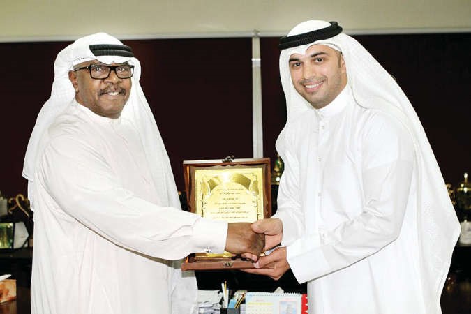 علي المذن يهدي ناصر صالح درعا تذكارية﻿