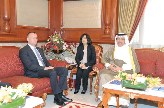 سمو الشيخ جابر المبارك مستقبلا الممثل الخاص للامم المتحدة﻿