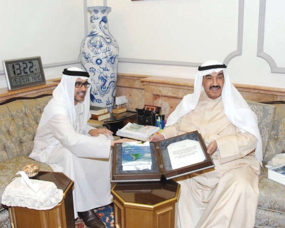 سمو الشيخ ناصر المحمد يتلقى كتابا من د جمال السويدي ﻿
