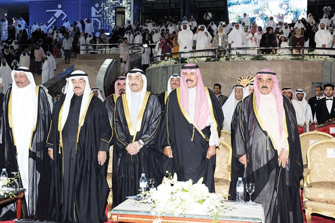 سمو ولي العهد الشيخ نواف الاحمد متوسطا جاسم الخرافي والشيخ فيصل السعود وسمو الشيخ ناصر المحمد والشيخ شملان العبدالعزيز
