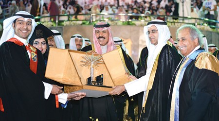 سمو ولي العهد الشيخ نواف الاحمد يتسلم هدية تذكارية من الوزير احمد المليفي ود عبداللطيف البدر