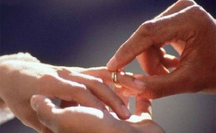 لص يهدي زوجته خاتماً سرقه منها قبل 3 أعوام