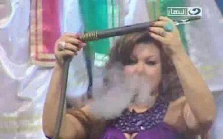 بالصور.. مغردو تويتر يسخرون من جائزة فيفي عبده: الام مدرسة اذا شخلعتها.. ونجوى فؤاد تصرخ: ده ظلم