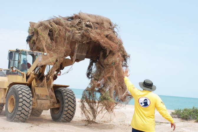 رفع شباك مهملة من شواطئ الجزيرة