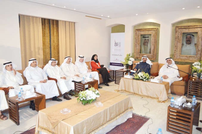  الشيخ احمد العبدالله متحدثا بحضور الشيخة عايدة سالم العلي ونخبة من المسؤولين الحكوميين ﻿
