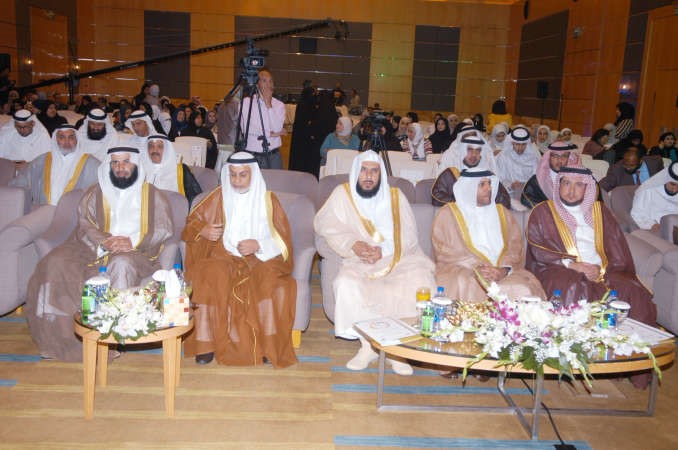 دنايف العجمي وعلي العليمي مع الوفود الخليجية المشاركة حمدي شوقي