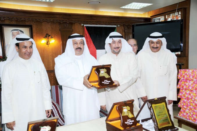 حسين الدويهيس يسلم درعا لاحد الفائزين ﻿